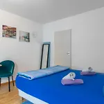 Bright Flat With Workspace Near Downton