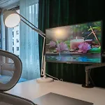 Bright Flat With Workspace Near Downton